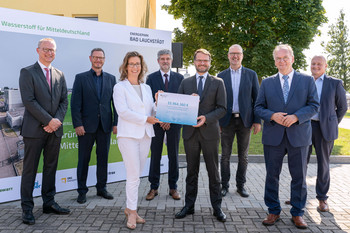 Teilnehmer Gruppenfoto Dr. Axel Wietfeld, Uniper; Uwe Ringel, ONTRAS; Cornelia Müller-Pagel, VNG AG; Prof. Dr. Hartmut Krause, DBI; Andreas Feicht, BMWi; Falk Zeuner, Terrawatt; Dr. Reiner Haseloff, Ministerpräsident Sachsen-Anhalt; Bernd Protze, VNG Gasspeicher