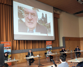 Ministerpräsident auf einer Leinwand